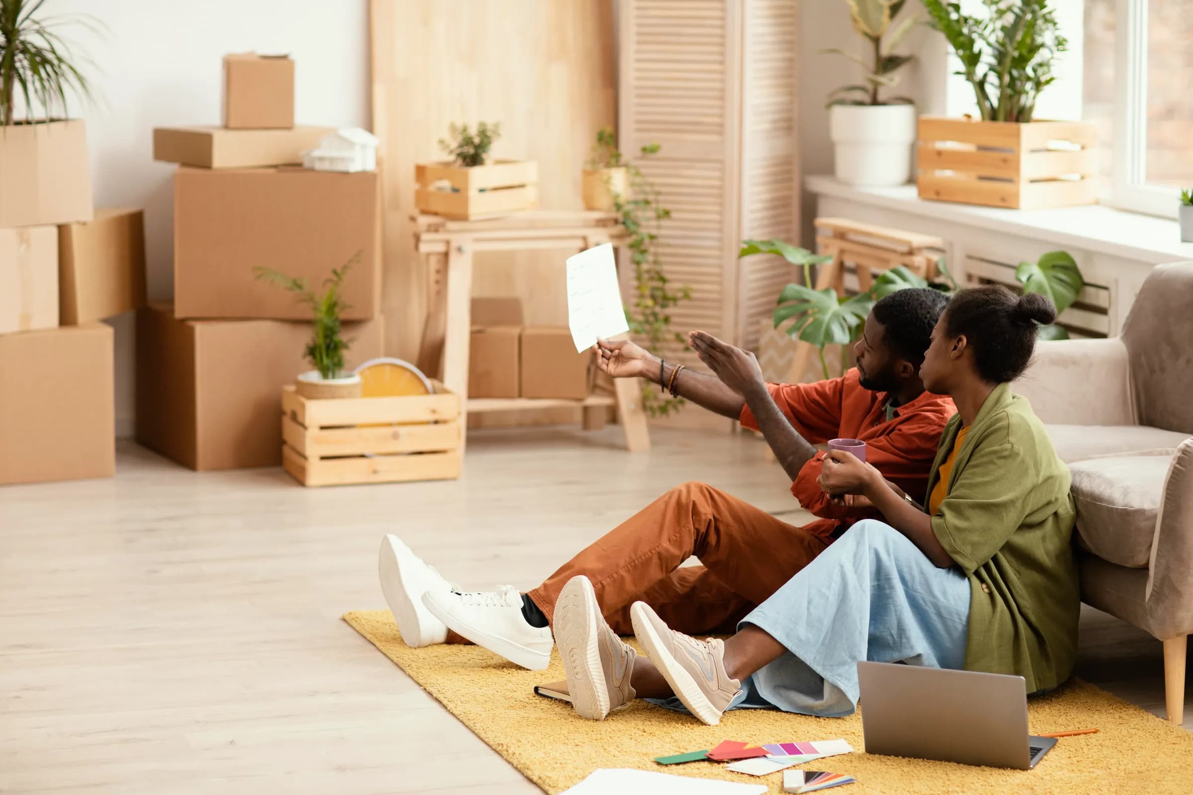 Un couple s'installe dans son nouveau logement